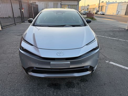 Used 2023 Toyota Prius XLE image 2