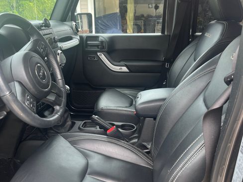 Used 2017 Jeep Wrangler Unlimited Sahara w/ Connectivity Group AWD/4WD image 9