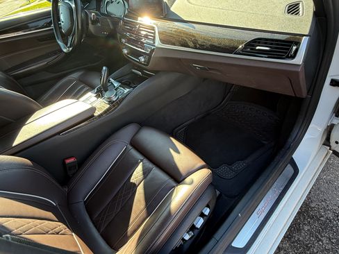 Used 2019 BMW 530i xDrive w/ Premium Package image 11