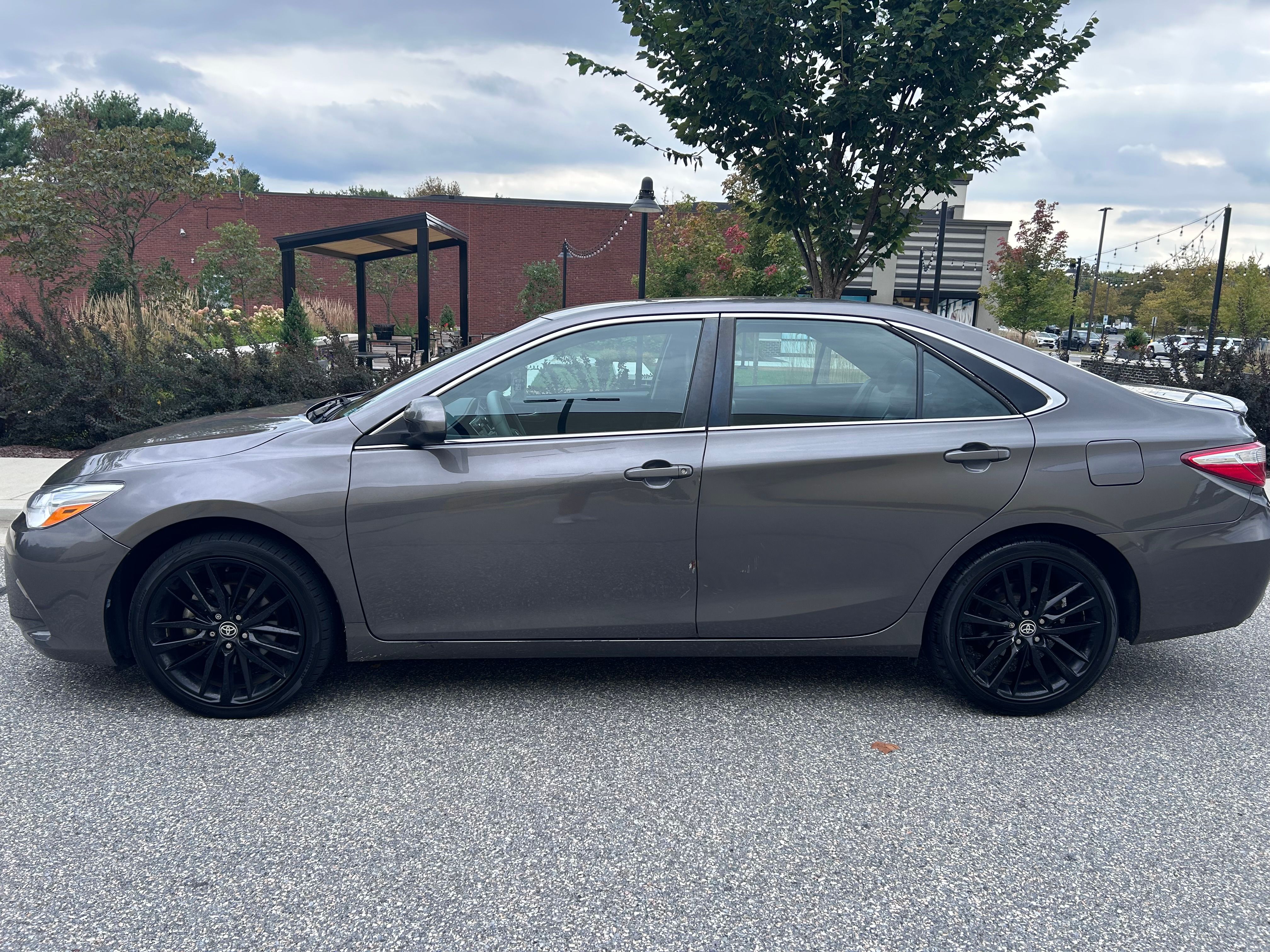 Used 2016 Toyota Camry SE FWD image 1