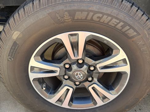 Used 2017 Toyota Tacoma TRD Sport w/ Tow Package image 6