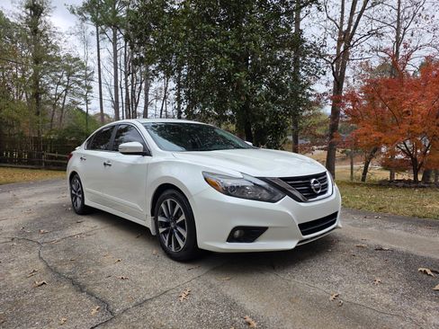 Used 2017 Nissan Altima 2.5 SL w/ 2.5 Technology Package image 2