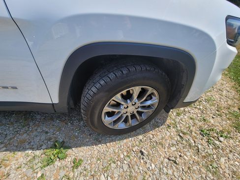 Used 2019 Jeep Cherokee Latitude Plus w/ Cold Weather Group AWD/4WD image 16