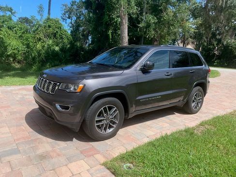 Used 2019 Jeep Grand Cherokee Laredo w/ Laredo X Package image 2