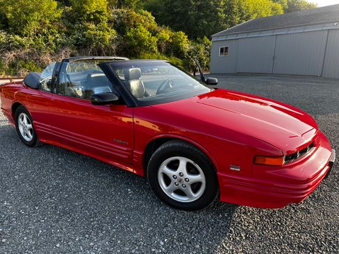 Used 1994 Oldsmobile Cutlass Supreme Convertible FWD image 1
