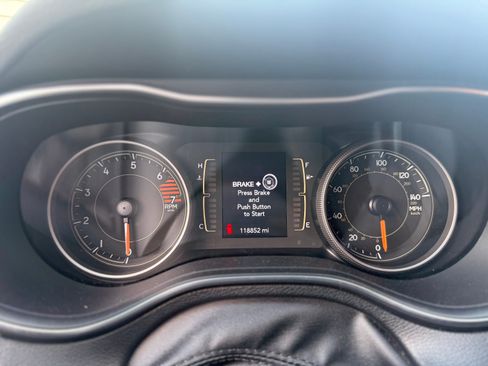 Used 2019 Jeep Cherokee Latitude Plus image 14