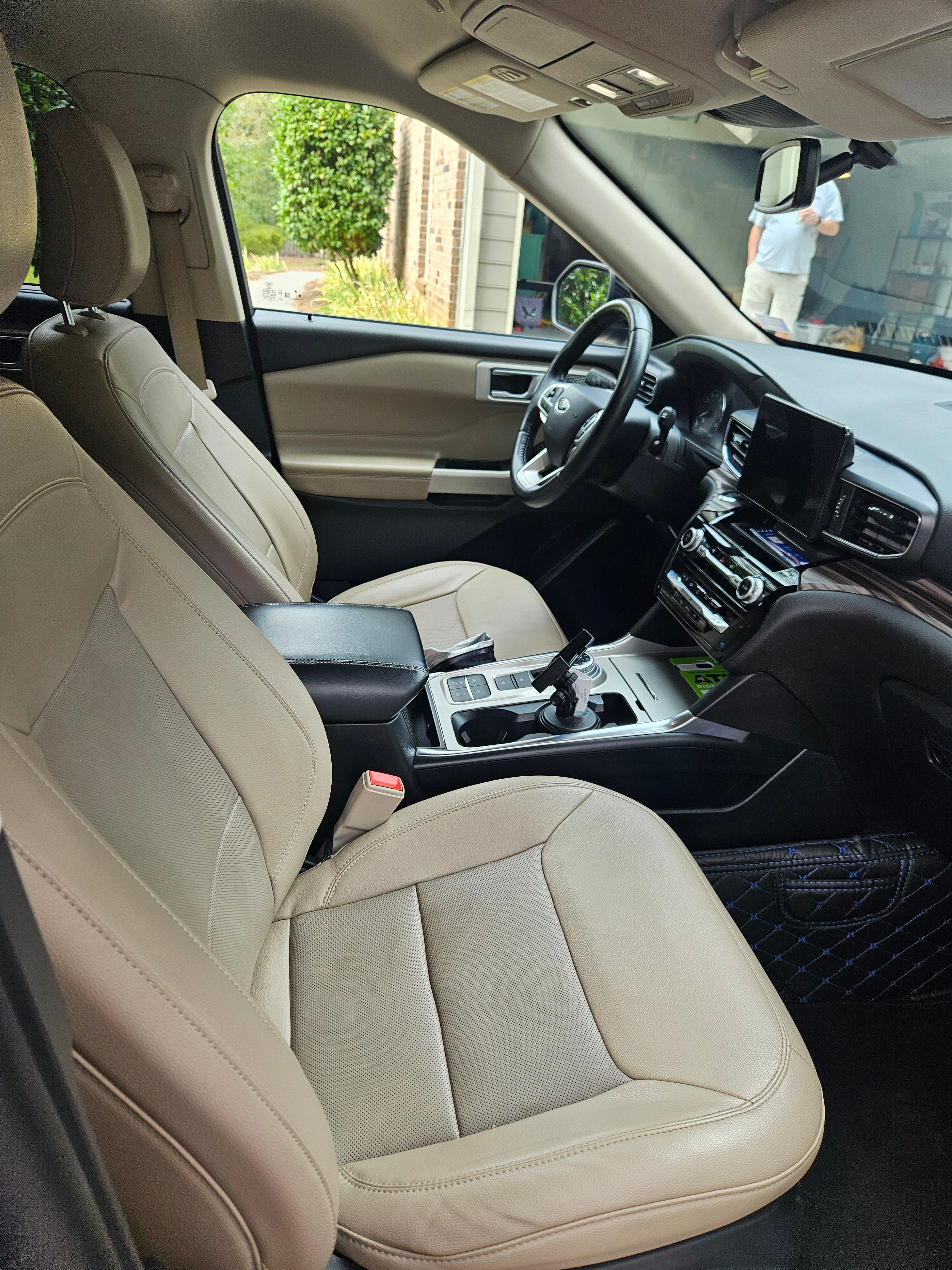 Used 2021 Ford Explorer Limited w/ Equipment Group 301A RWD image 4