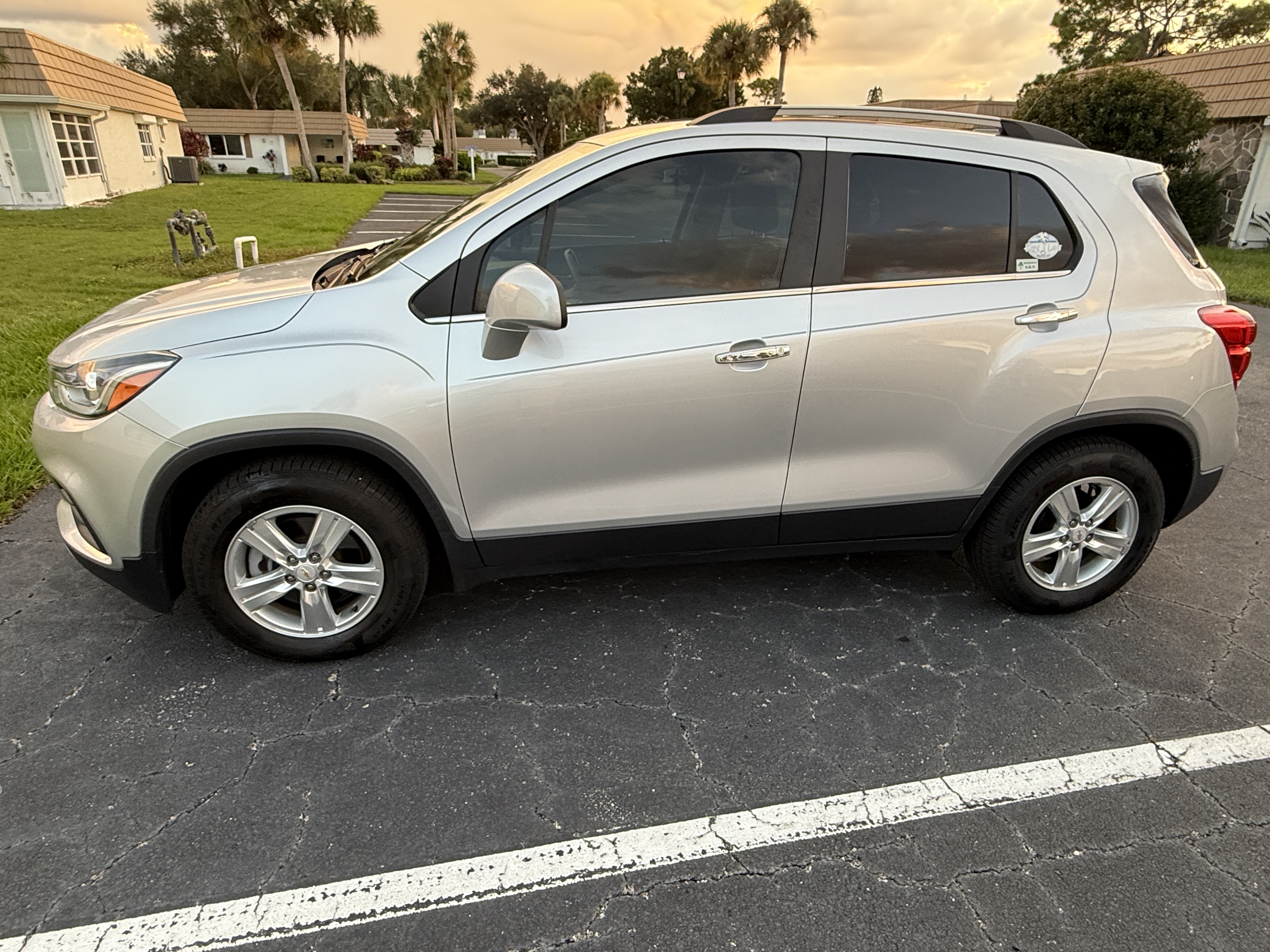 Used 2019 Chevrolet Trax LT w/ LT Convenience Package FWD image 2