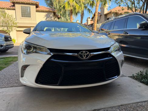 Used 2017 Toyota Camry SE image 1