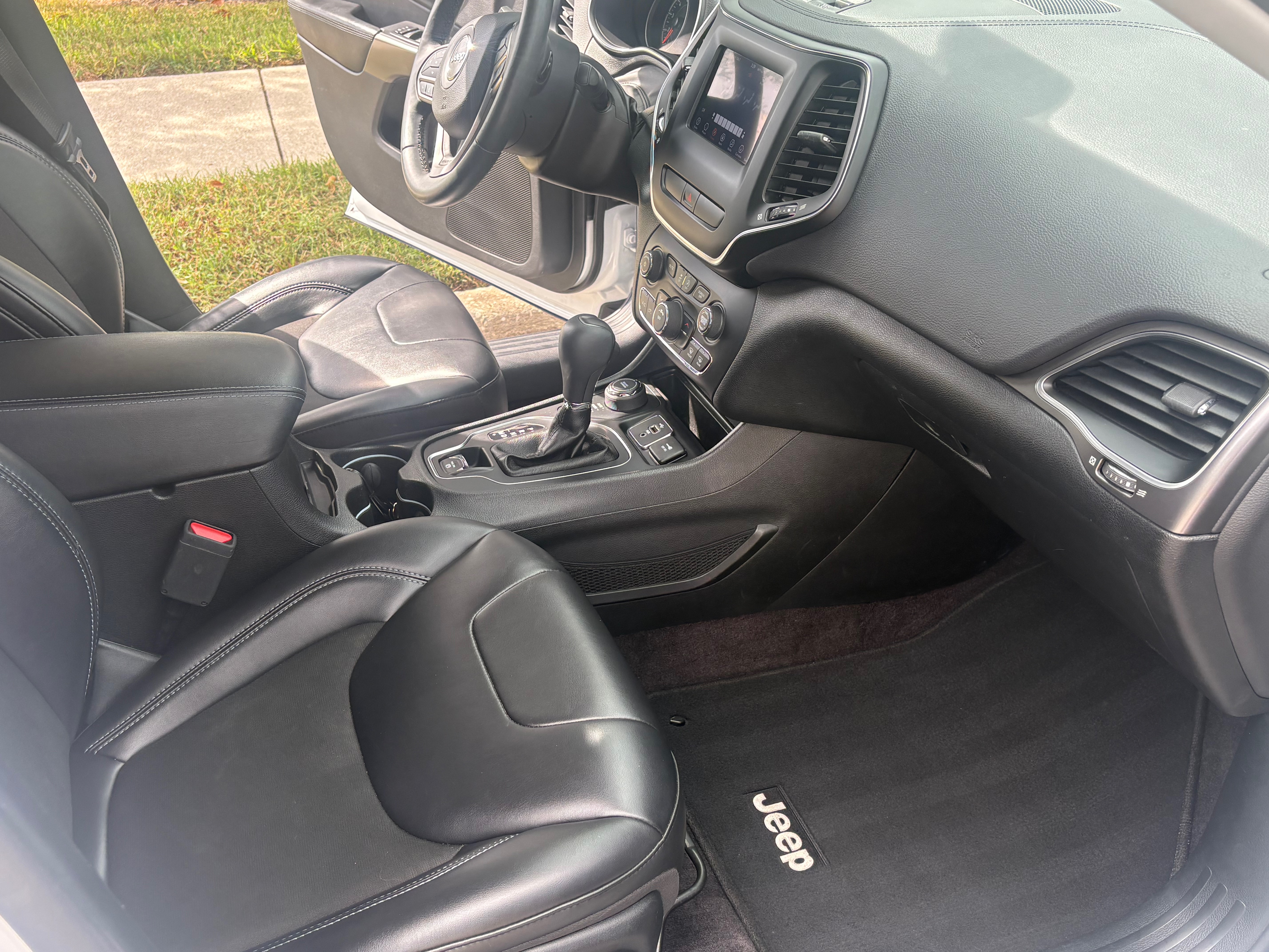 Used 2019 Jeep Cherokee Latitude Plus w/ Trailer Tow Group AWD/4WD image 12