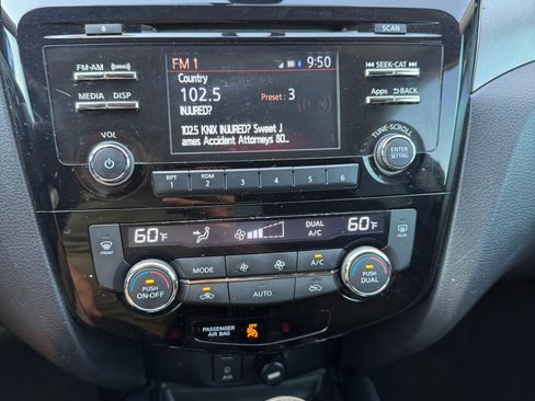 Used 2016 Nissan Rogue SV image 9