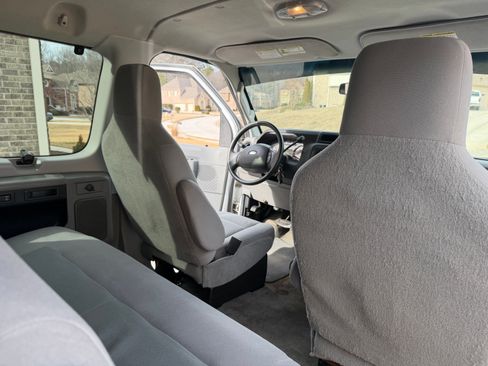 Used 2011 Ford E-350 and Econoline 350 XLT image 8