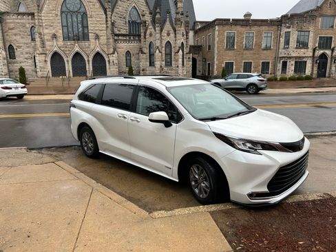 Used 2021 Toyota Sienna XLE image 1