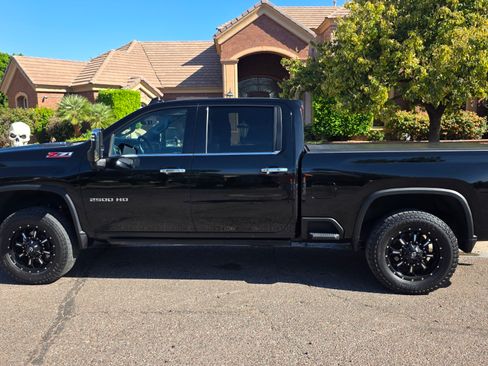 Used 2020 Chevrolet Silverado 2500 LTZ w/ LTZ Plus Package image 13