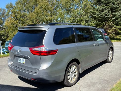 Used 2017 Toyota Sienna XLE Premium AWD/4WD image 2