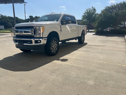 Used 2017 Ford F250 XLT w/ XLT Premium Package AWD/4WD image 2