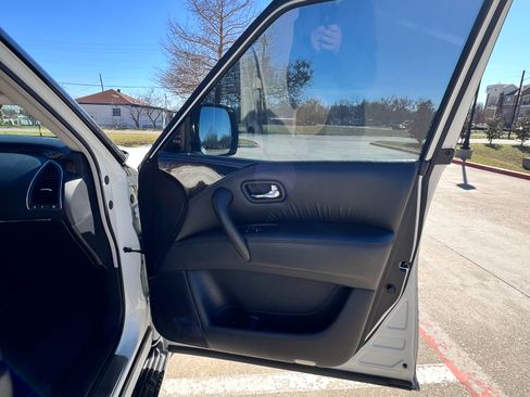 Used 2014 INFINITI QX80 4WD w/ Deluxe Touring Package image 11