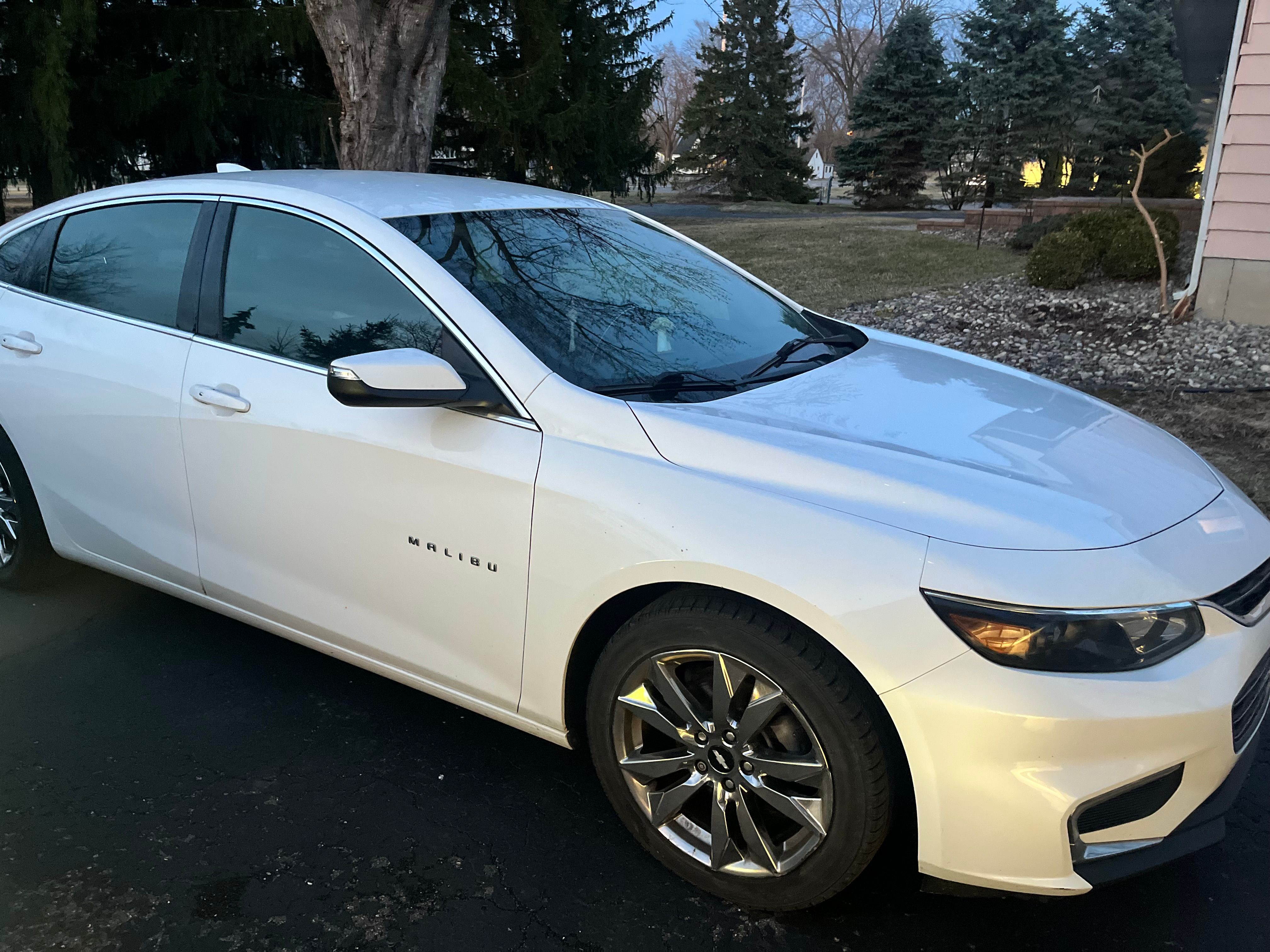 Used 2017 Chevrolet Malibu LT FWD image 1