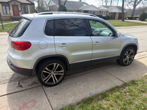 Used 2017 Volkswagen Tiguan SEL FWD image 2