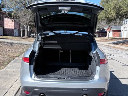 Used 2017 Jaguar F-PACE Prestige image 24