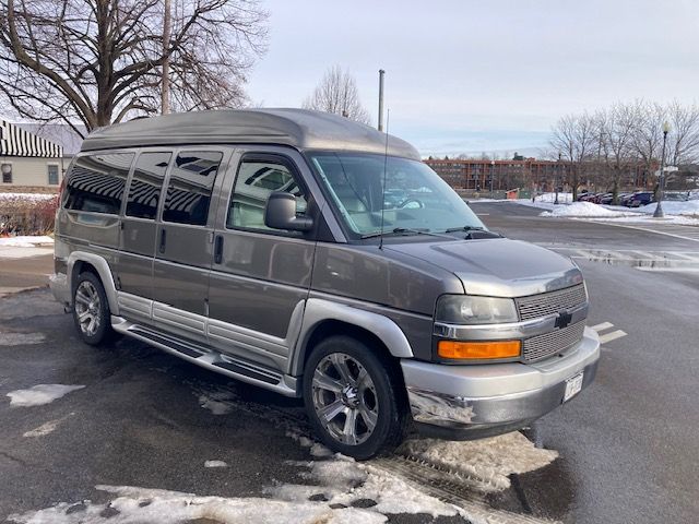 Used 2010 Chevrolet Express 1500 w/ Preferred Equipment Group RWD image 2