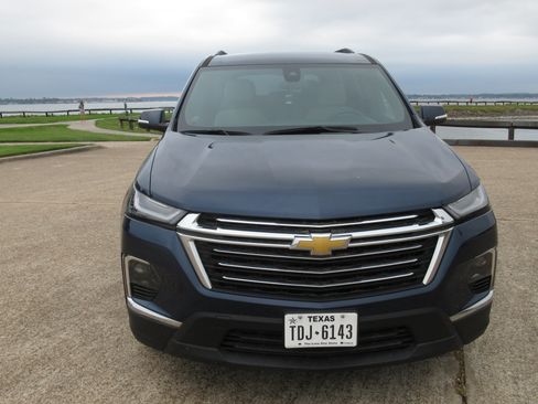 Used 2023 Chevrolet Traverse LT w/ LPO, Floor Liner Package FWD image 9