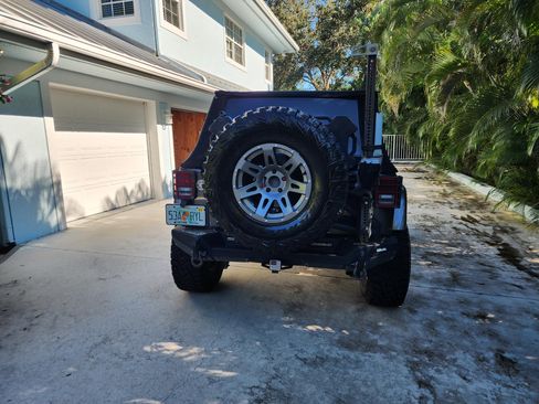 Used 2014 Jeep Wrangler Unlimited Rubicon w/ Connectivity Group image 2