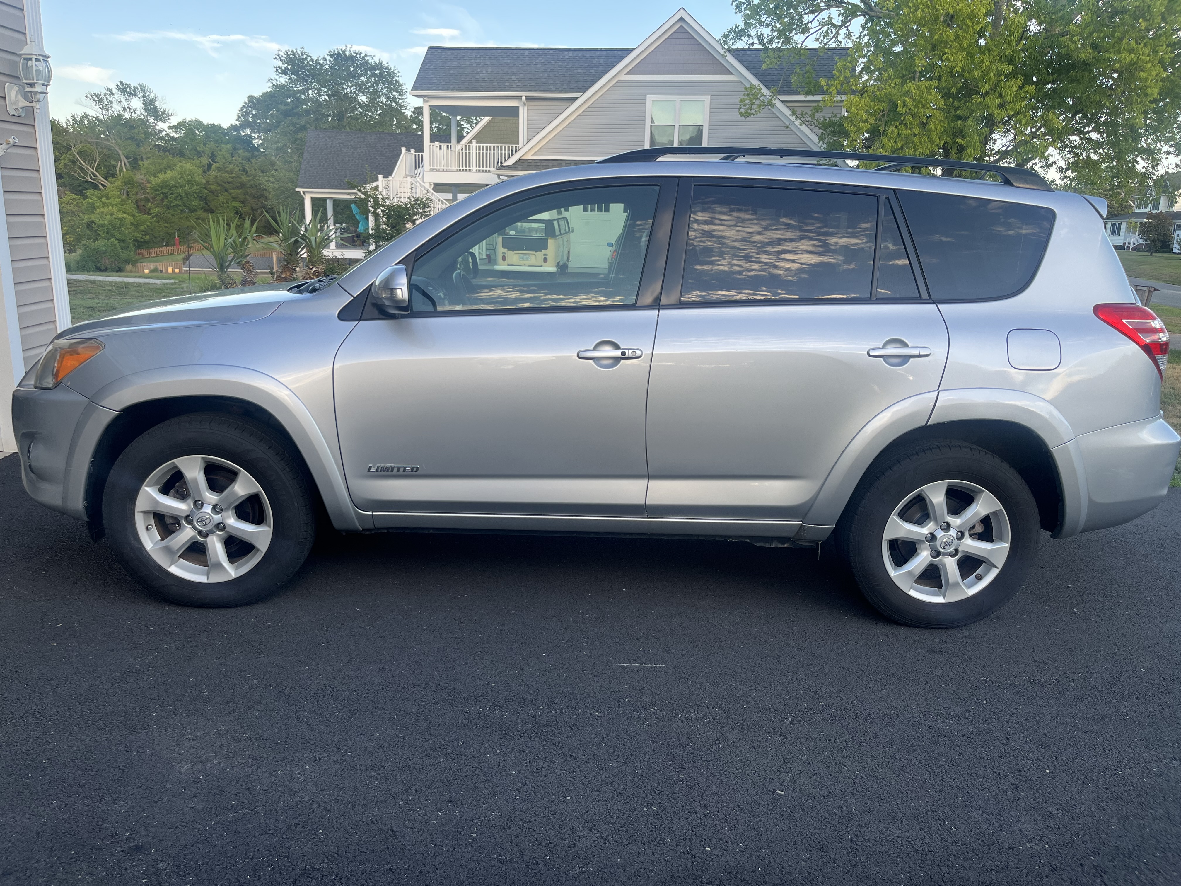 Used 2009 Toyota RAV4 Limited AWD/4WD image 2