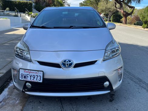 Used 2015 Toyota Prius Five image 2