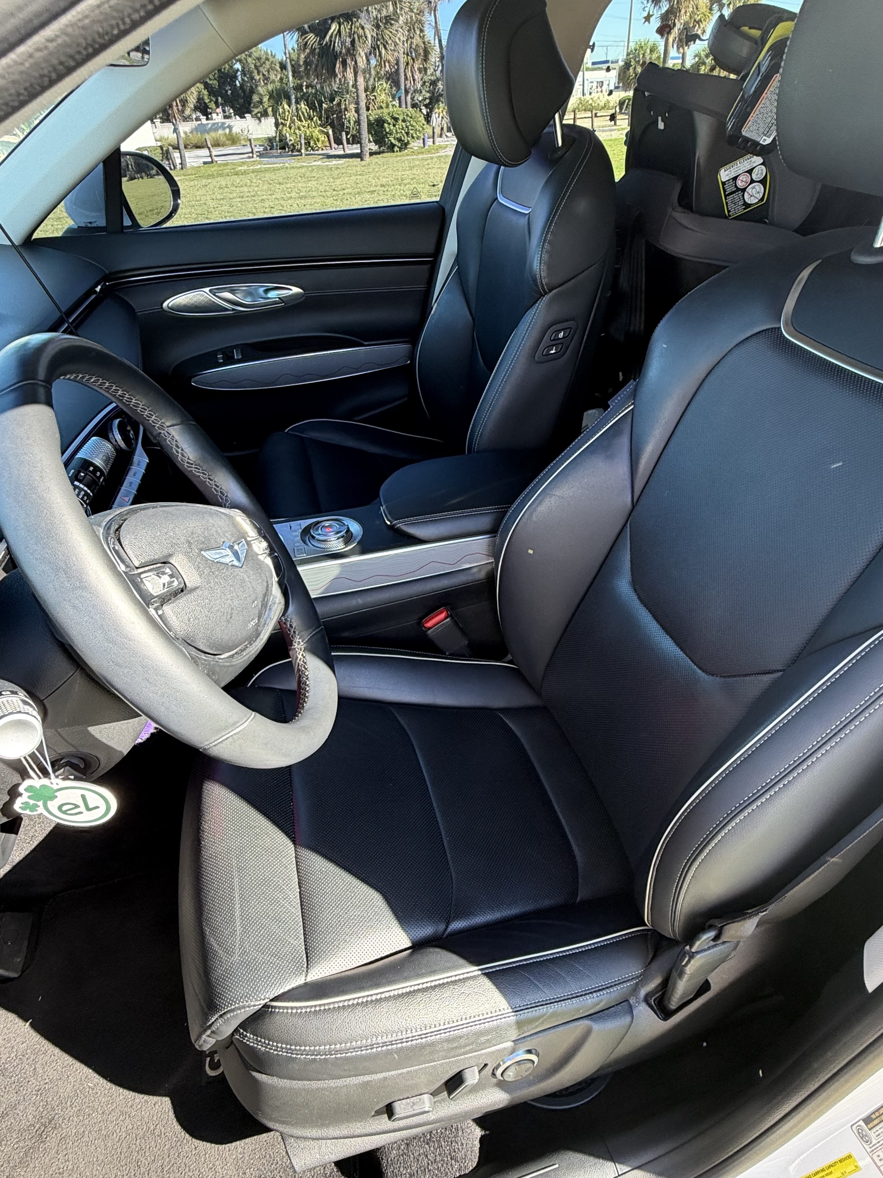 Used 2022 Genesis GV70 2.5T w/ Advanced Package AWD/4WD image 11