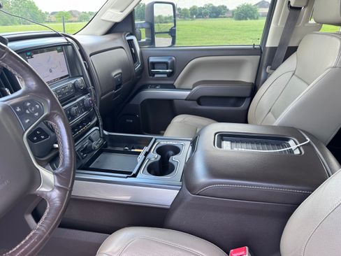 Used 2018 Chevrolet Silverado 1500 LTZ Z71 w/ LTZ Plus Package AWD/4WD image 8