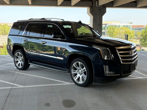 Used 2018 Cadillac Escalade Luxury AWD/4WD image 4