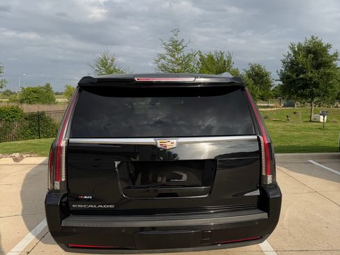 Used 2019 Cadillac Escalade ESV Platinum AWD/4WD image 8