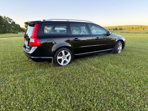 Used 2010 Volvo V70 R-Design FWD image 5