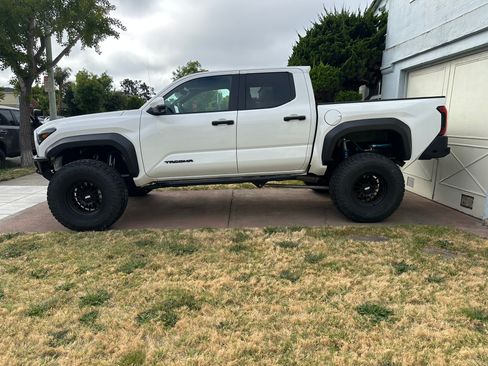 Used 2024 Toyota Tacoma TRD Off-Road w/ TRD Off Road Premium Package AWD/4WD image 5