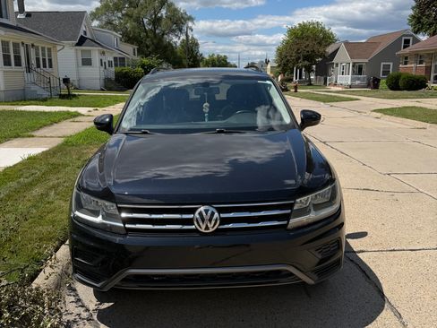 Used 2019 Volkswagen Tiguan SE w/ Panoramic Sunroof Package FWD image 2