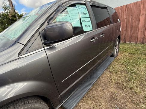 Used 2017 Dodge Grand Caravan SXT FWD image 5