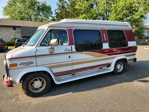 Used 1994 Chevrolet G20 image 2