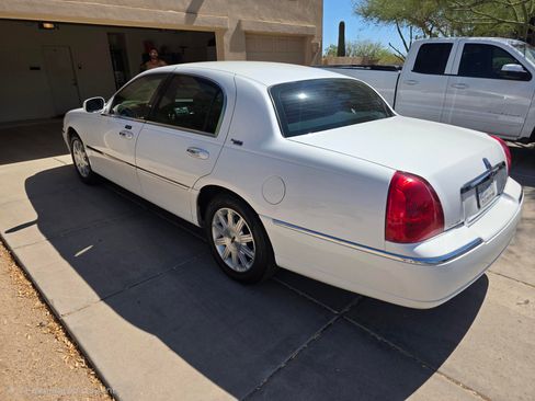 Used 2010 Lincoln Town Car Signature Limited RWD image 5