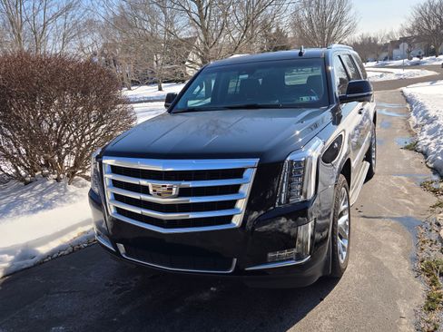 Used 2017 Cadillac Escalade Luxury image 4