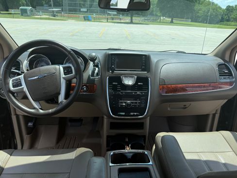 Used 2016 Chrysler Town & Country Touring w/ Driver Convenience Group FWD image 13