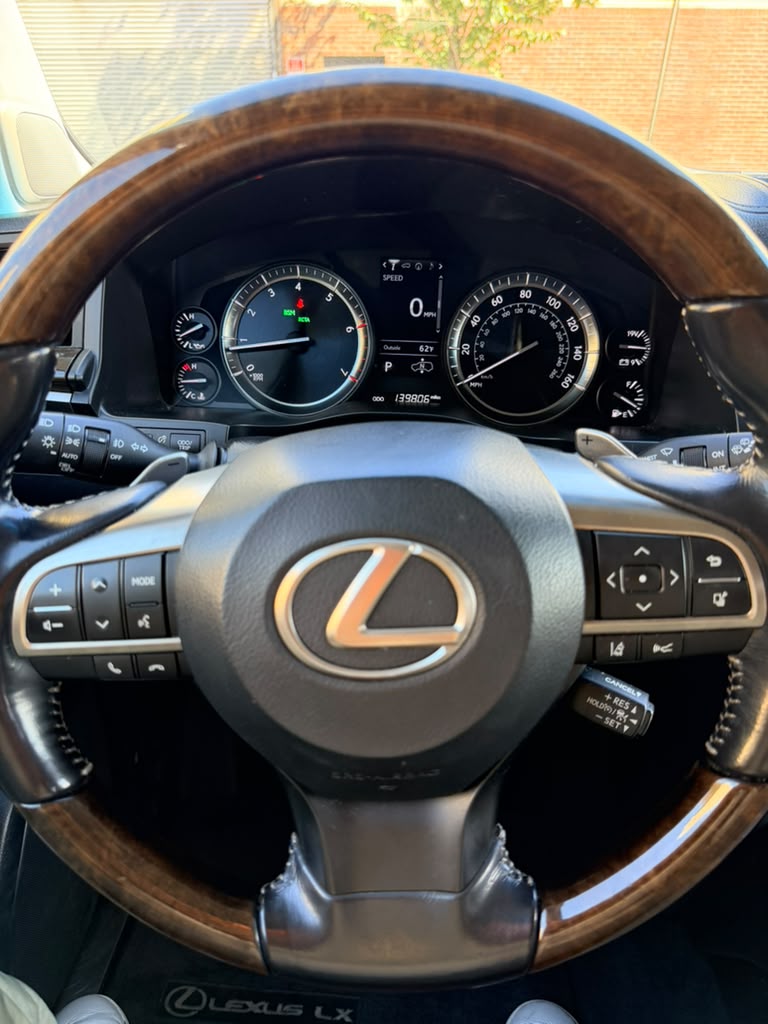 Used 2016 Lexus LX 570 4WD w/ Luxury Package image 4