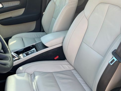 Used 2023 Volvo XC40 B5 Ultimate w/ Climate Package image 12