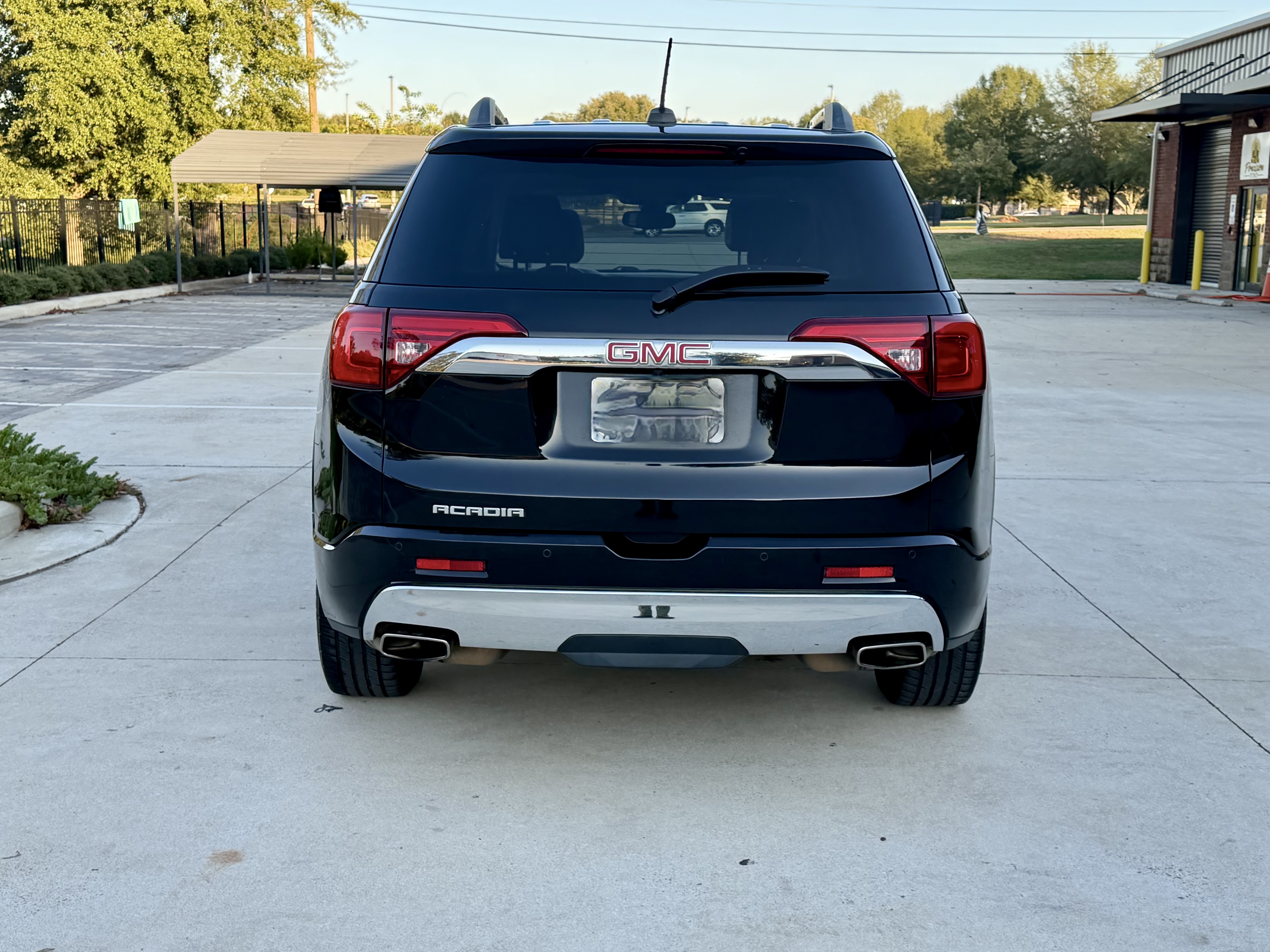 Used 2017 GMC Acadia Denali w/ Technology Package FWD image 4