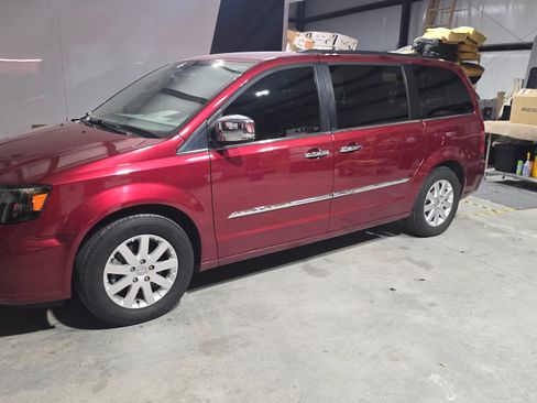 Used 2012 Chrysler Town & Country Touring-L w/ Driver Convenience Group image 4