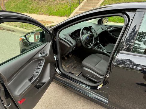 Used 2016 Ford Focus SE w/ SE Sport Package FWD image 11
