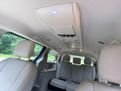 Used 2011 Chrysler Town & Country Touring-L w/ Entertainment Group #2 FWD image 10