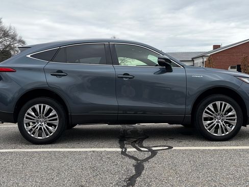 Used 2021 Toyota Venza XLE w/ Softex Package image 5