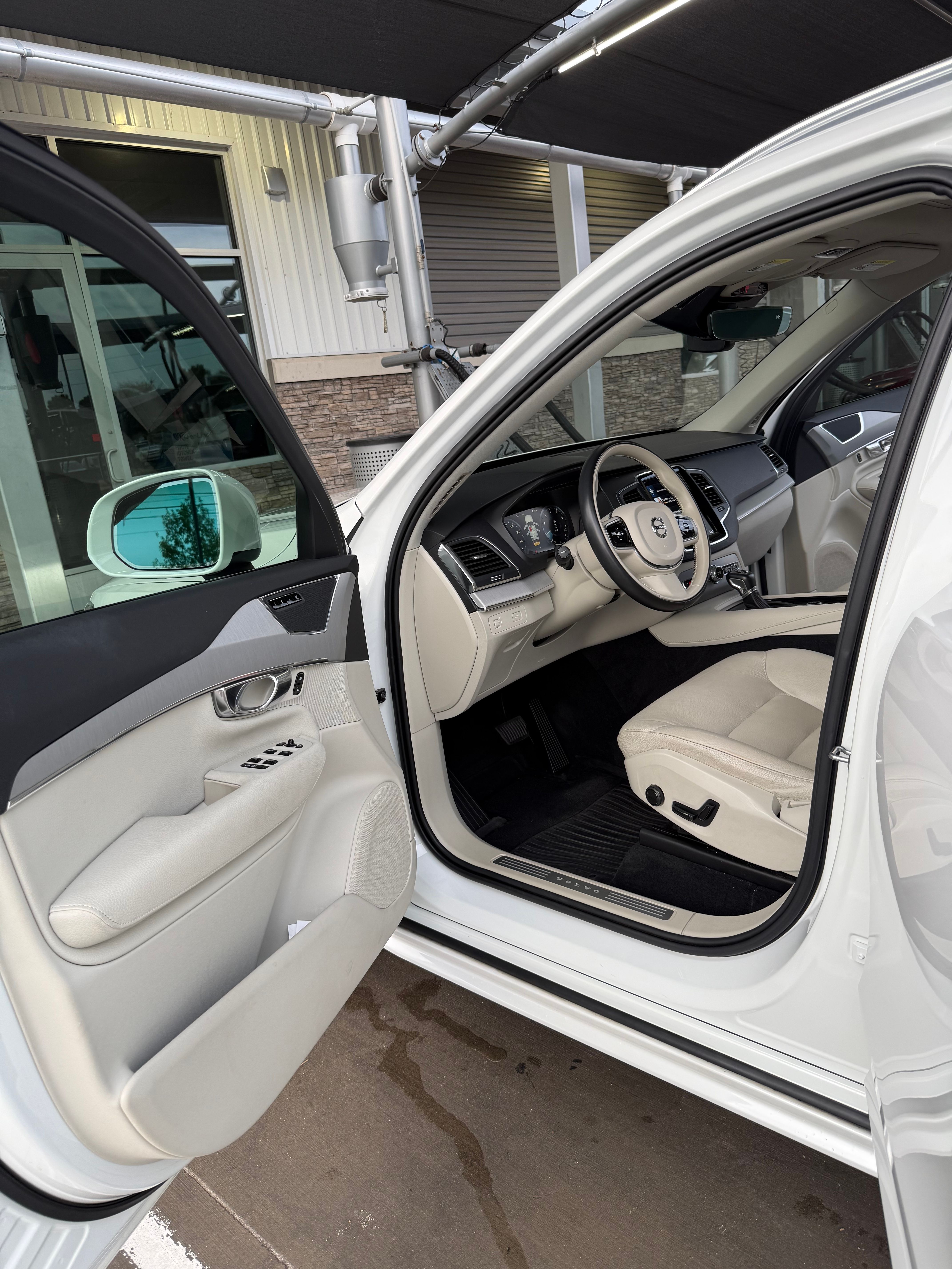 Used 2021 Volvo XC90 T5 Momentum w/ Protection Package Premier FWD image 18