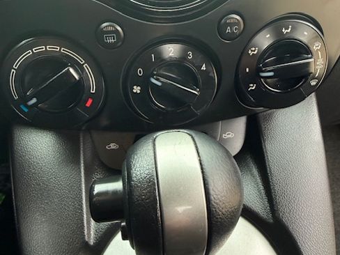 Used 2011 MAZDA MAZDA2 Touring image 13